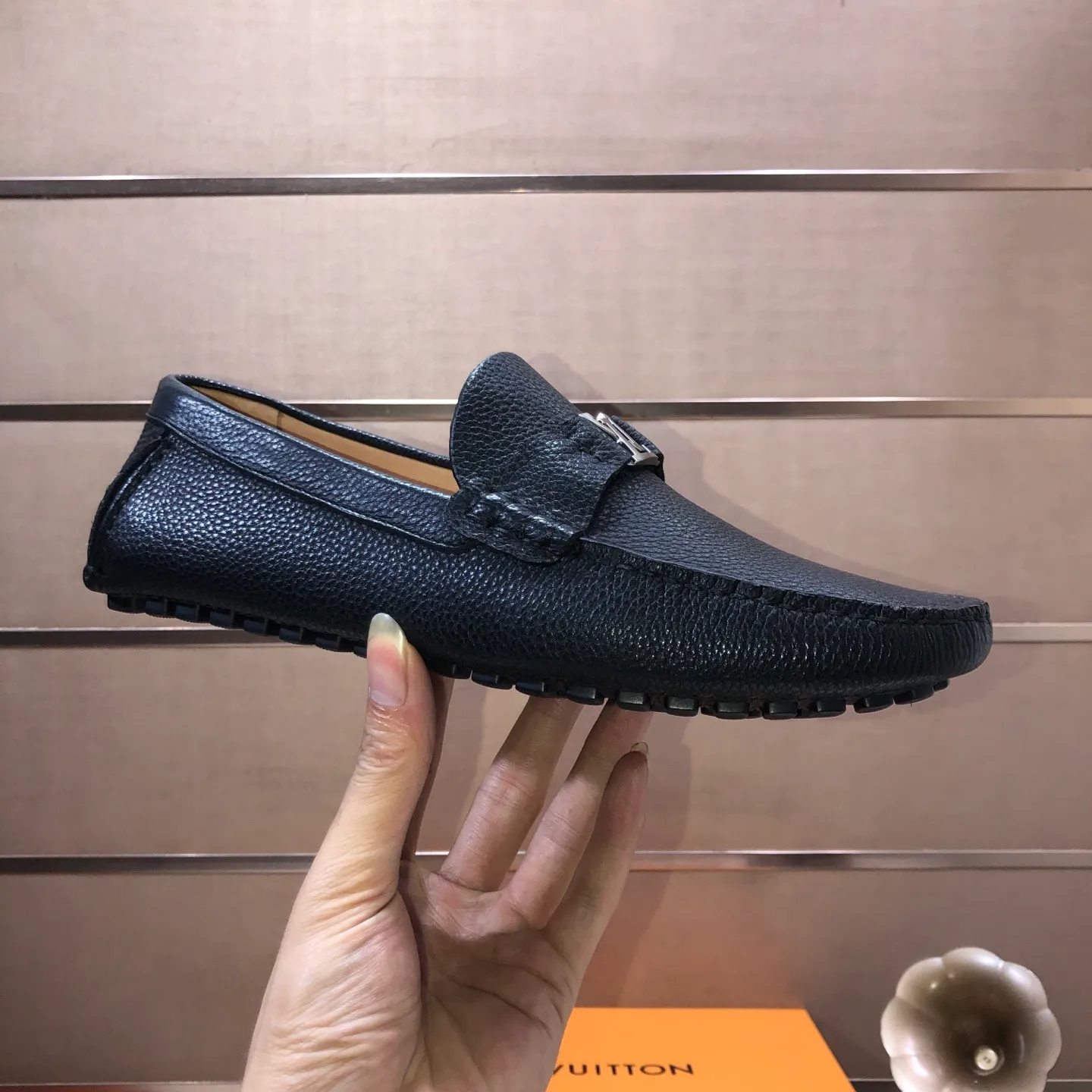 Men's men's shoes 💰420💰 [LV Doudou shoes] (water-dyed cowhide lining) new model is on the market, available on the official website. The new Doudou shoes are processed into single-color materials, and the uppers are made of imported cowhide material. The body of the shoe is fully hemmed with mark thread, and is lined with imported original cowhide leather. The elegant shoe shape is super suitable for all-matching, and the size is 38-44.